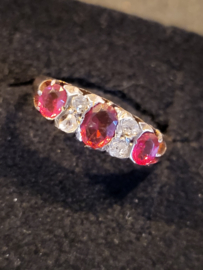 Antieke ring met robijn en diamant maat 18 1,8 gram 14 kr