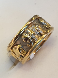 Geelgouden Cartier ring 18krt. met olifantjes bezet met 13x briljant en 1x robijn, maat 16, 10mm breed