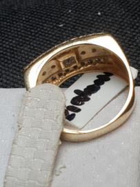 14 Kr. gouden ring bezet met zirkonia  1 vierkante en 22 kleine maat 17,5 4,8 gram