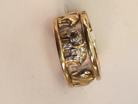 Geelgouden Cartier ring 18krt. met olifantjes bezet met 13x briljant en 1x robijn, maat 16, 10mm breed