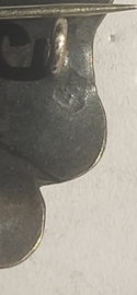 Zilver gehamerde broche met bloedkoraal 4 cm. P Kok Amsterdam 1929
