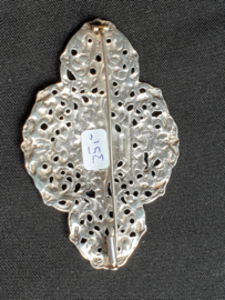 Zilveren Broche jaren 50  7.5 cm model met bloemen.