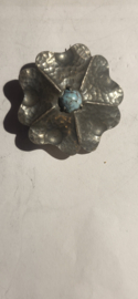 Zilver gehamerde broche met bloedkoraal 4 cm. P Kok Amsterdam 1929