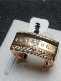 14 Kr. gouden ring bezet met zirkonia  1 vierkante en 22 kleine maat 17,5 4,8 gram