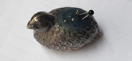 Zilveren 2e gehalte vogel als spelden kussen , ouderwets  4 bij 3 cm .
