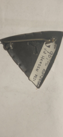 Zilver gehamerde broche met bloedkoraal 4 cm. J vd Herden 1931.