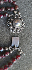 Zilver armband met granaat 20 cm slot 13 mm  nette staat  kraal 6 mm.