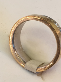 Bi-color trouwring  14 krt. (nieuw) 8.5 gram, 7x briljant 0.18crt. vvsi, maat 17.5