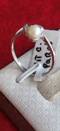 Witgoud damesring met parel en twee zirkonia  14 kr