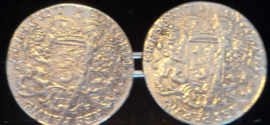 Set ducatons nagegoten zilver met 1 gulden stukken 1716/21 voor vissersbroek.