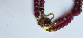 Antiek gouden armband met glas granaat lengte 17 cm slodje 12 mm kraal 5 mm.