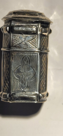 Zilver Loderein/Geur doosje   5,5 cm hoog Antiek 1867 .