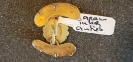 Antiek drie rijen 14 kr gouden slot met zijstukken en granaat  3,1 gram 3cm.