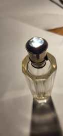 Kristal Geurfles met zilver beslag 9,5 cm hoog  nette staat. glas nieuwstaat.
