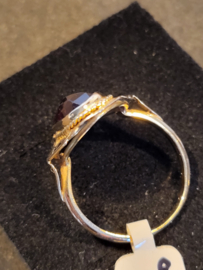 Antieke gouden ring met granaat (licht beschadigd) maat 18  4 gram 14kr.