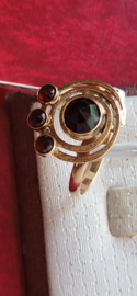 Gouden damesring met granaat appart model hand gemaakt  maat 18.