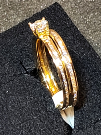 Gouden dubbele ring met heel veel zirkonia en een centrale staan maat 17.