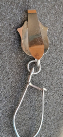 Antiek zilver rokhaak voor wol  vast tehouden 9 cm bij 23 mm .
