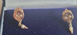 Antiek kleine oobellen met voorsluiting goud stofparel 7 mm.