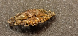 Zeer oude  klederdracht broche in nette staat filigrain goud 4,5 bij 2,5 cm.