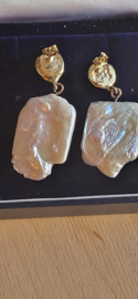 Zware blisterparel oorbellen met goud  8 gram 14 kr hand gemaakt.