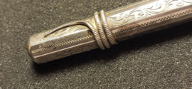 Zilveren grote naalde koker meester moelijk  leesbaar 1850 11 cm.