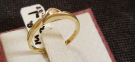 Geel  gouden14 kr  dames ring met briljant 0.08 crt maat 18 .
