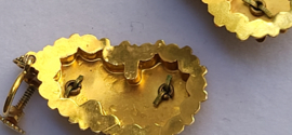 Antiek essen oorbellen goud 14 kr 3 cm lang  18 mm breed 7 gram schroefhaak.