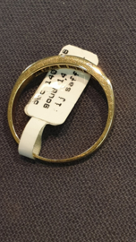 Rij ring geel goud met 9 vierkant geslepen Saffieren  maat 18    3mm breed