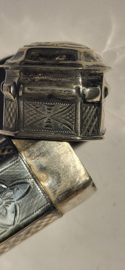 Zilver Loderein/Geur doosje   5,5 cm hoog Antiek 1867 .