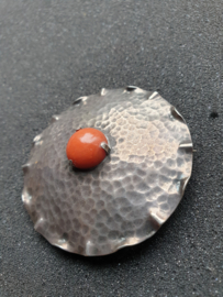 Mooie ronde gehamerde broche met bloekoraal amsterdam 5.5 cm.
