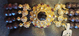 Granaat armband met antiek maar nieuwstaat gouden slot  en zijstukken lakbollen