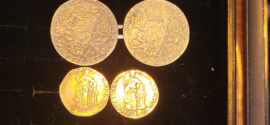 Set ducatons nagegoten zilver met 1 gulden stukken 1716/21 voor vissersbroek.