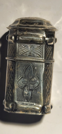 Zilver Loderein/Geur doosje   5,5 cm hoog Antiek 1867 .