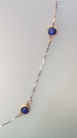 Wit kort Chanel collier met geel gouden kasten en lapis kralen  40 cm 6 gram