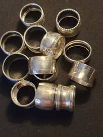 Partij zilveren vingerdoek ringen meerdere modellen103 gram diameter 3 cm