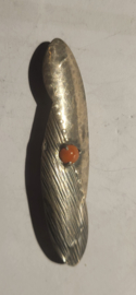 Zilver gehamerde broche met bloedkoraal 6 cm.  1930.