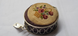 Zilveren spelden kussen voor aan chat Elaine  7 bij 6 cm oud.