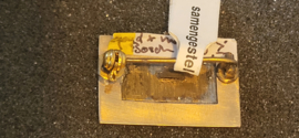 Goud met messing en emaille  broche België  met tekst JT Koekelberg