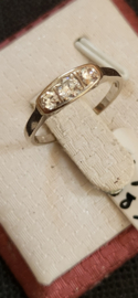 Witgouden damesring met 3x briljant maat 16.5 p1 1x 0.15 2x0.05 crt.