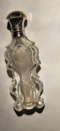 Kristal Geurfles met zilver beslag 11 cm hoog nette staat.