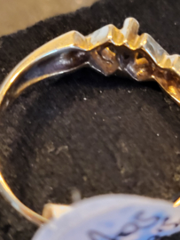 Gouden klassiekering met zirkoon en saffier maat 20  3,8 gram 18 kr.