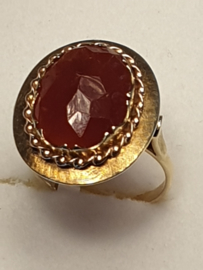 Gd dames ring, licht rose kleur,  14 krt. met carneool, maat 18, kopmaat  20/22 mm, 6 gram