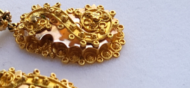 Antiek essen oorbellen goud 14 kr 3 cm lang  18 mm breed 7 gram schroefhaak.