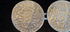 Set ducatons nagegoten zilver met 1 gulden stukken 1716/21 voor vissersbroek.