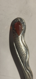 Zilver gehamerde broche met Carneool 8,5 cm.  1930.