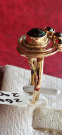 Gouden damesring met granaat appart model hand gemaakt  maat 18.
