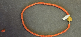 Mooie antiek hals collier van mooie bloedkoraal 1e kleur 7 mm kraal 42 cm.