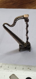 Leuke zilver harp  oud  maar nette staat. 6 cm hoog  14 gram.