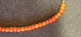 Mooie antiek hals collier van mooie bloedkoraal 1e kleur 7 mm kraal 42 cm.